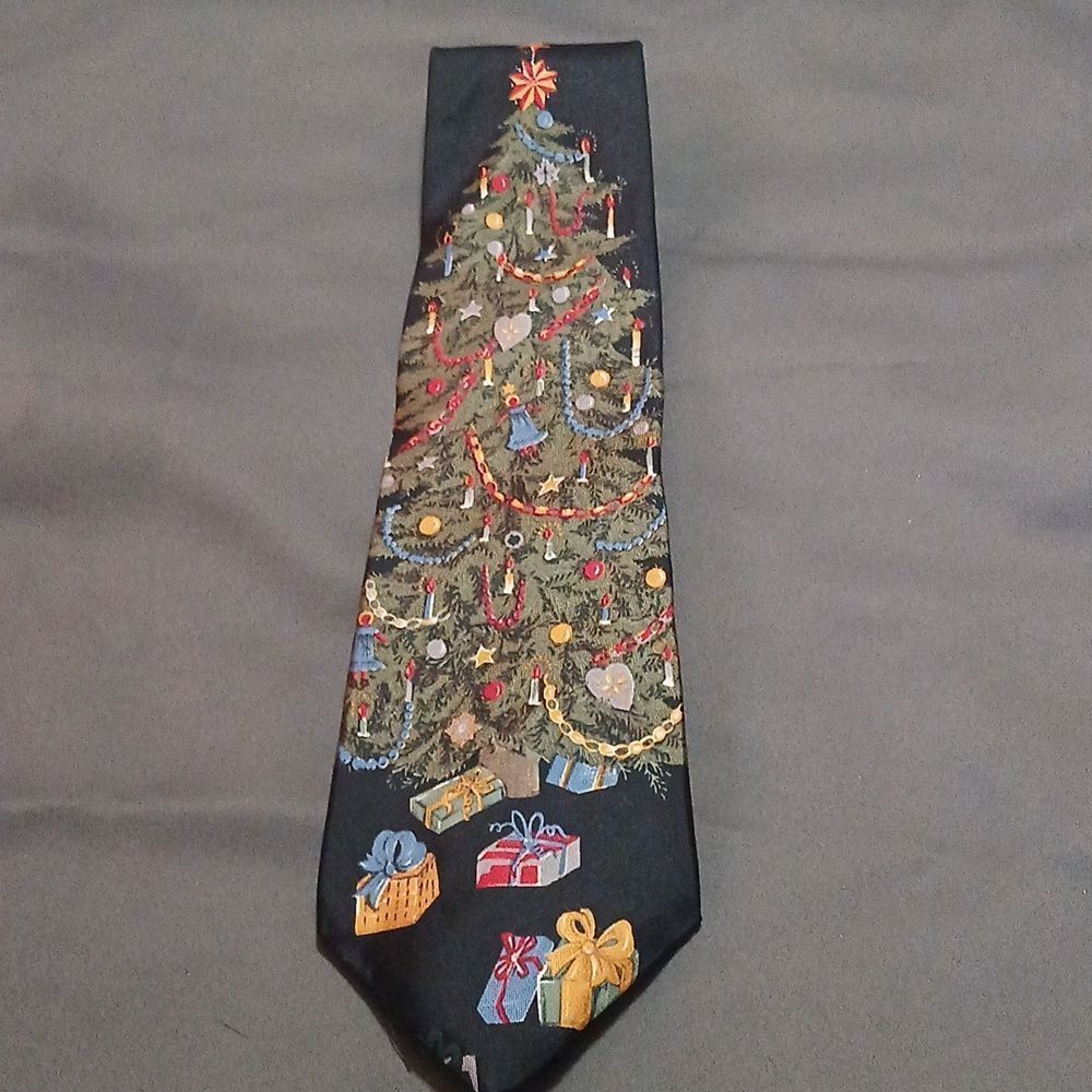 Reed St James Christmas Tree presents gifts holiday silk tie   NWOT